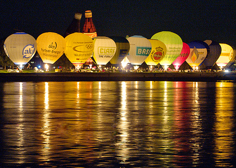 Ballonglühen in Düsseldorf am 15.08.2008 - mit Spiegelung