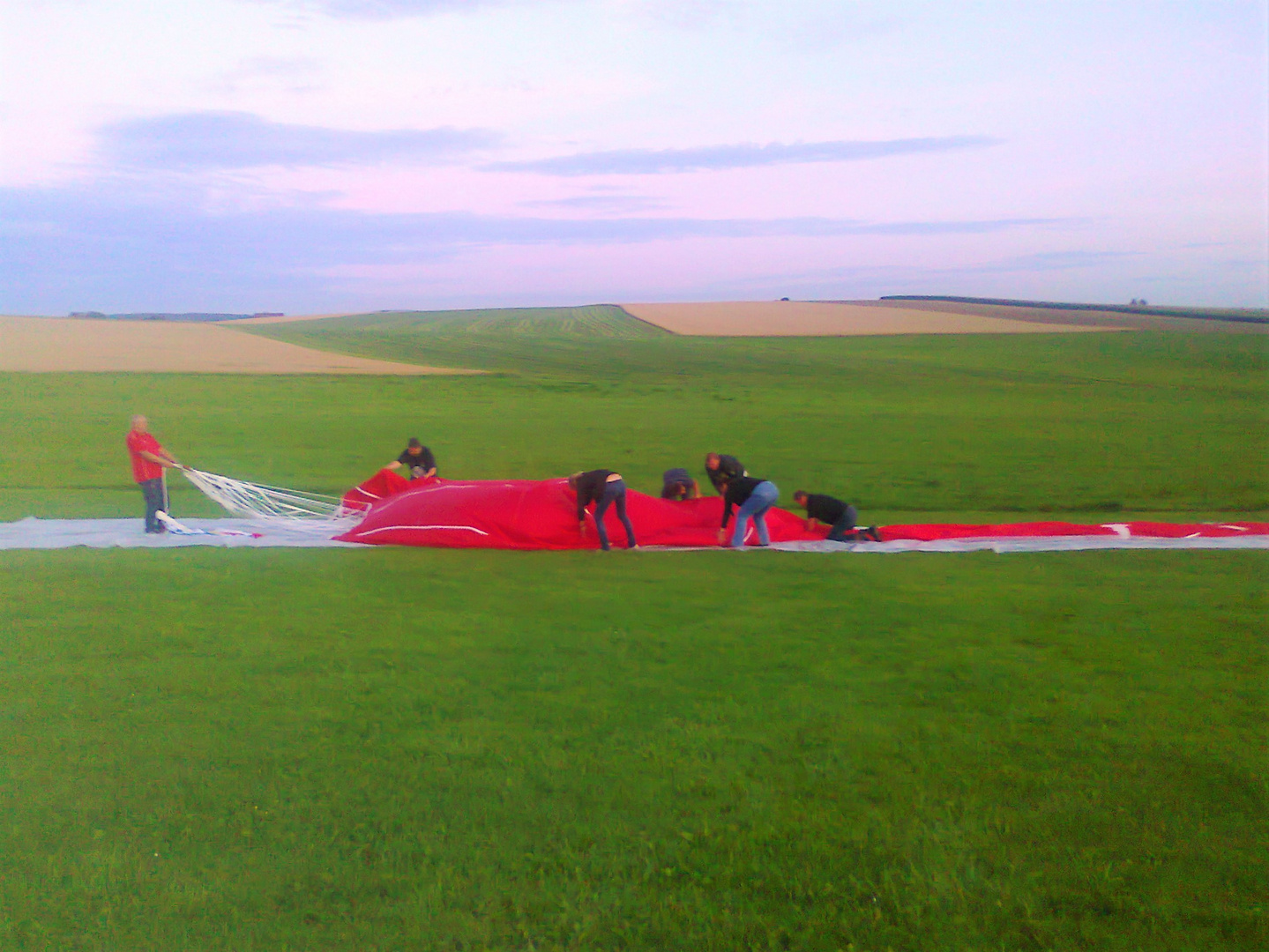 Ballonhülle wird sorgfältig gefaltet und in den Ballonkorb gepackt