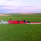 Ballonhülle wird sorgfältig gefaltet und in den Ballonkorb gepackt