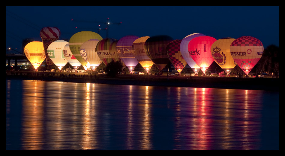 Ballonleuchten am Rhein in Düsseldorf