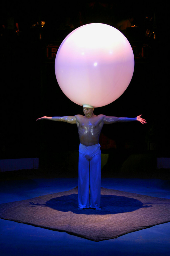 Ballonmagie mit Victor Minasov im Circus Roncalli