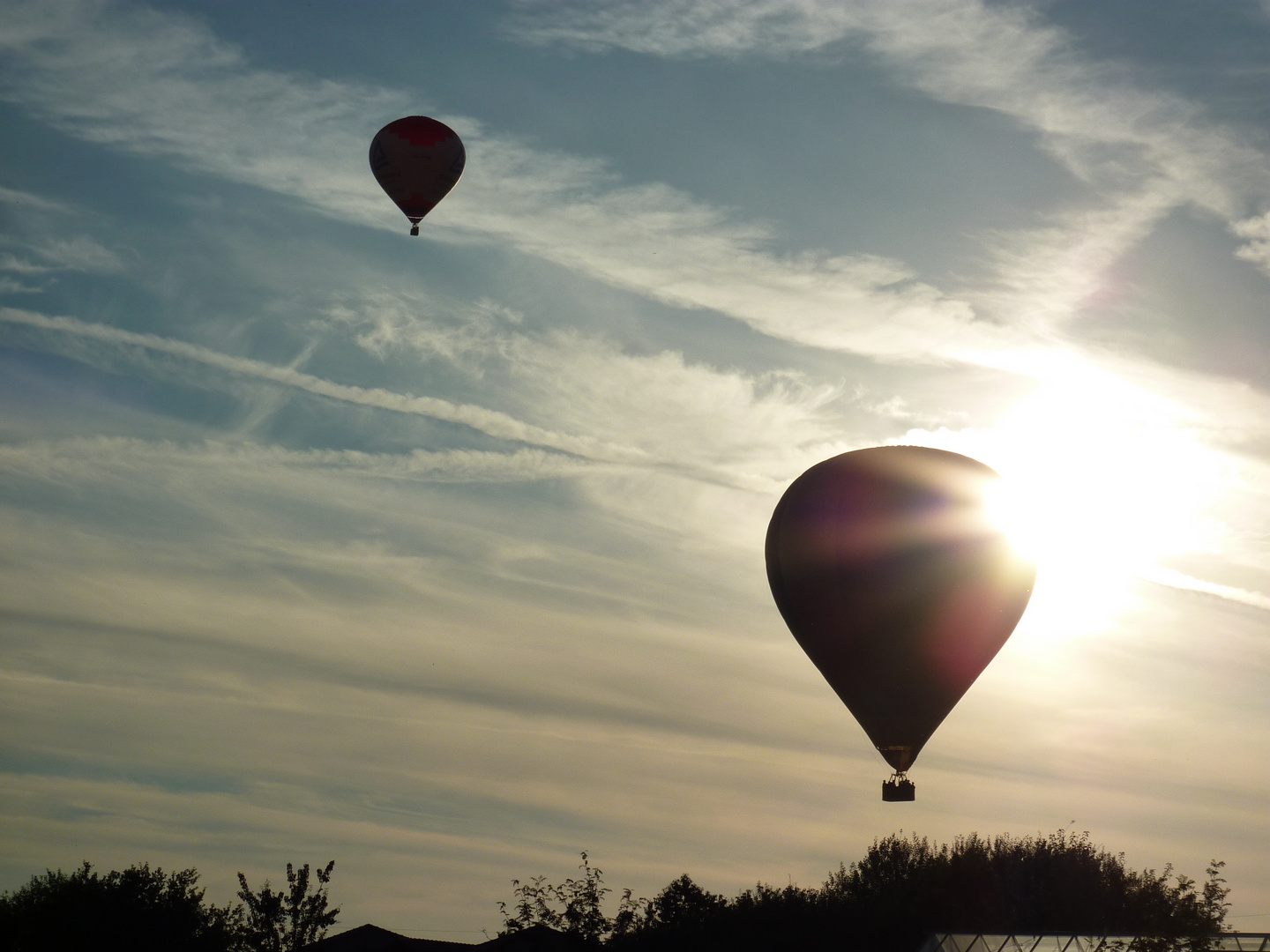 Ballons am Abendhimmel