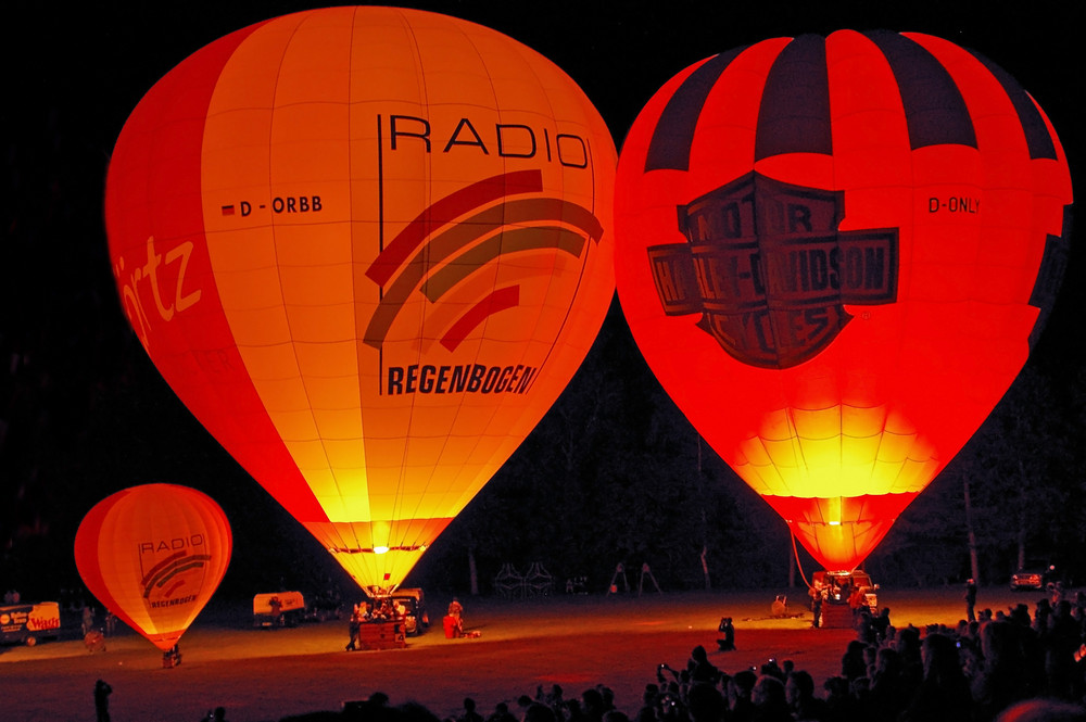 Ballons bei Nacht