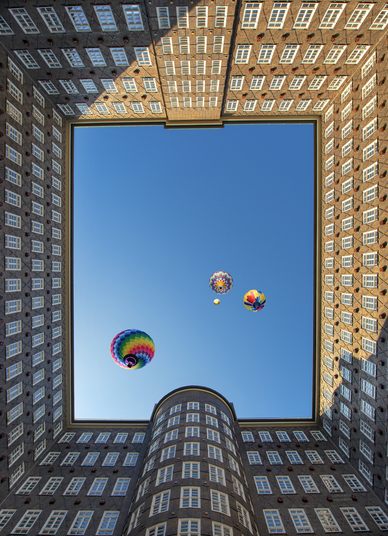 Ballons über den Dächern der Stadt...