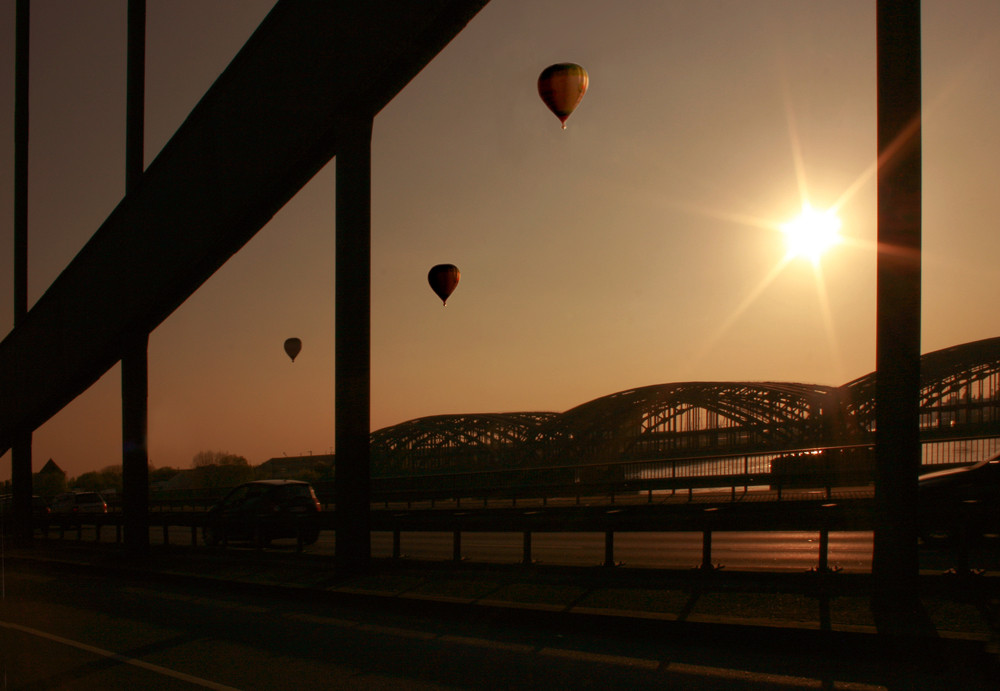 Ballons über der Freihafen-Elbbrücke in Hamburg