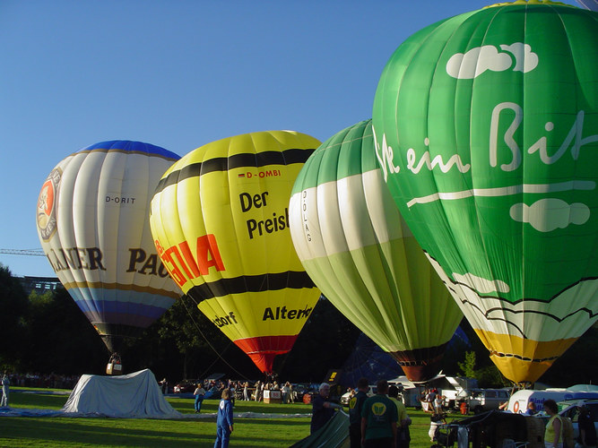 Ballons vor dem Start bei der Saxionia Ballon Fiesta 2004 in Leipzig