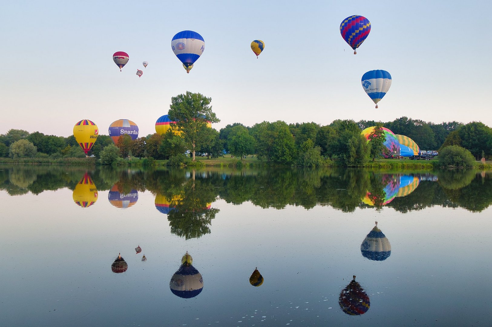 Ballonstart bei der Montgolfiade am frühen Morgen 