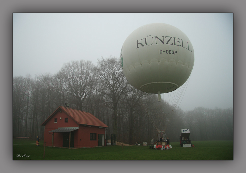 Ballonstart im Nebel