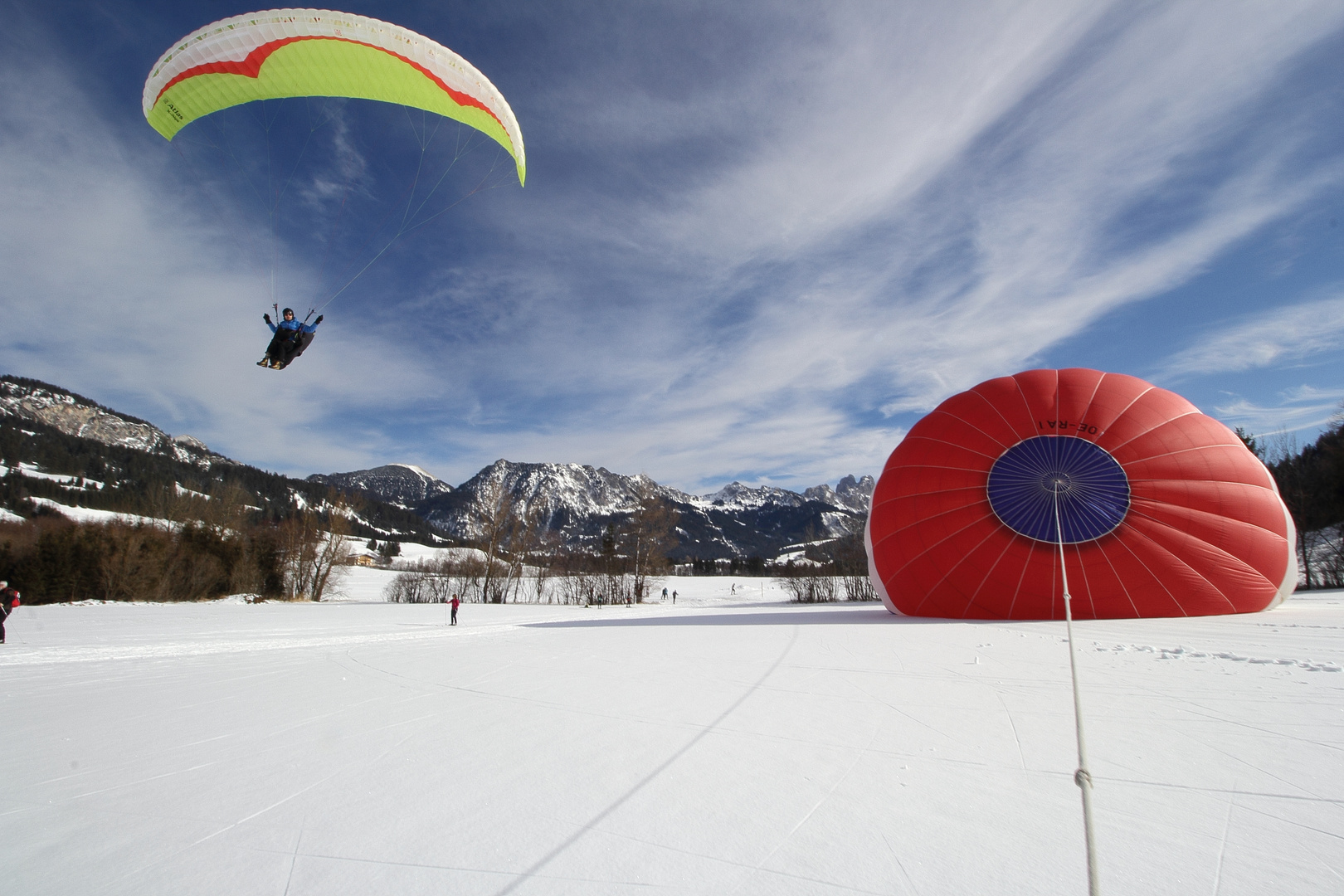 Ballonstart und Paragleiter Landeanflug - Tannheim  15 2 2020