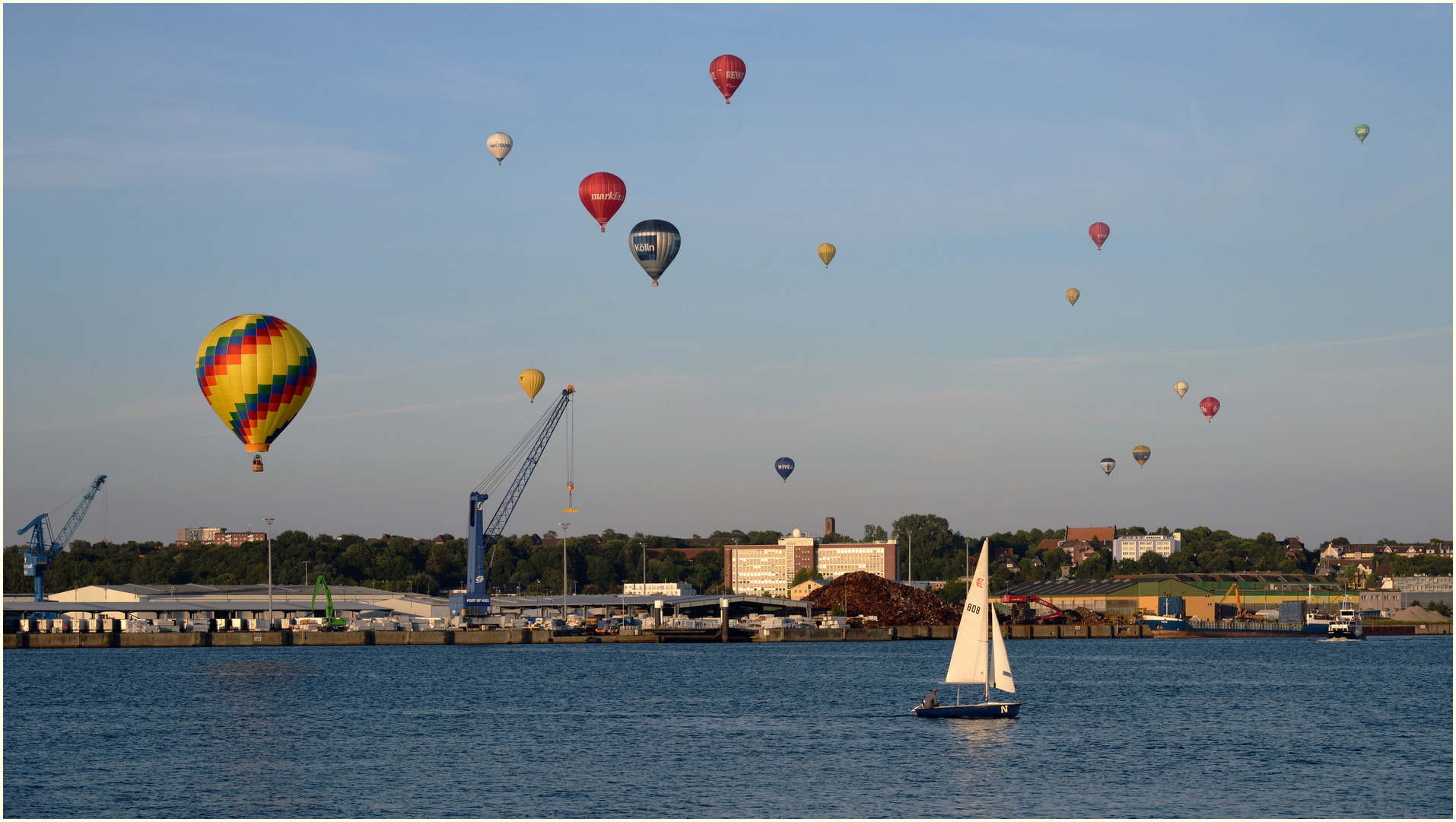 Balloon Sail über der Förde