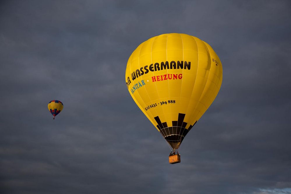 Balloon vor schwarzem Himmel