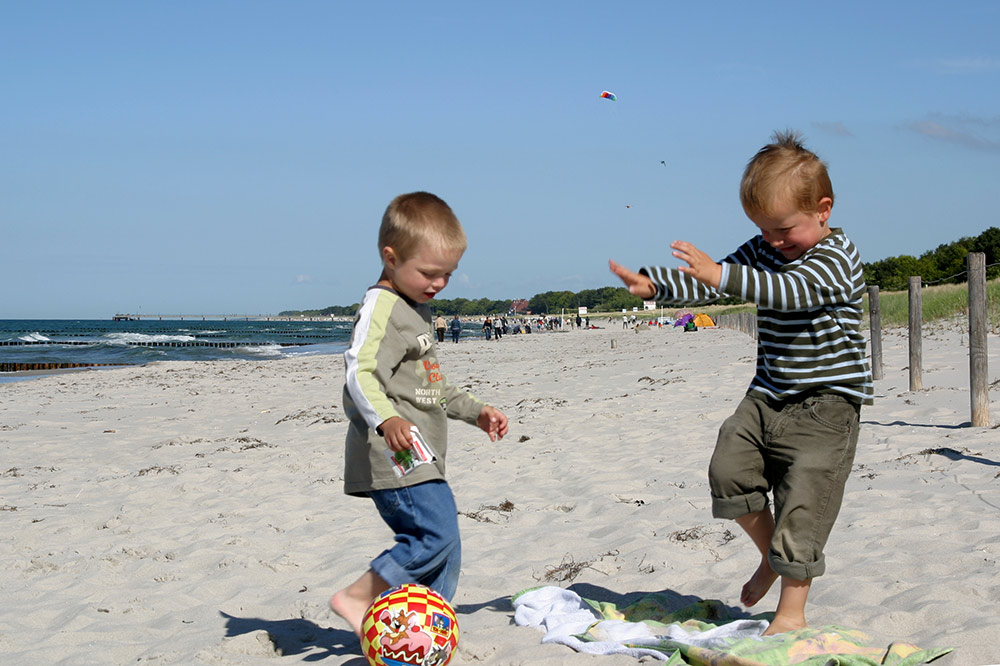 Ballspiel am Strand