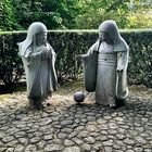 Ballspielende Mädchen ..