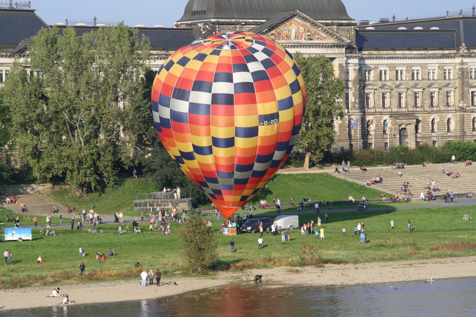 Balon an der Elbe