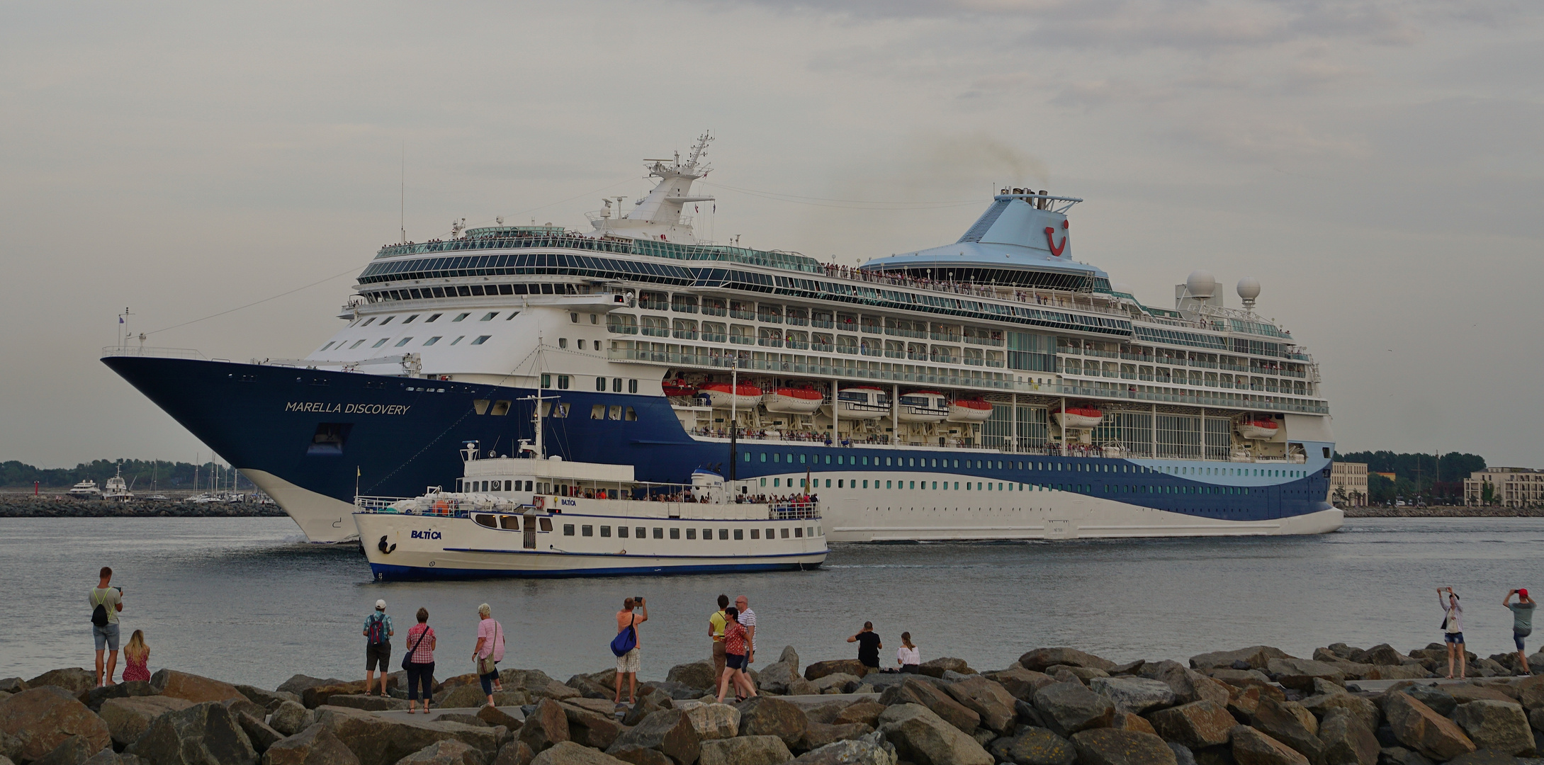 Baltica vor der Marella Discovery