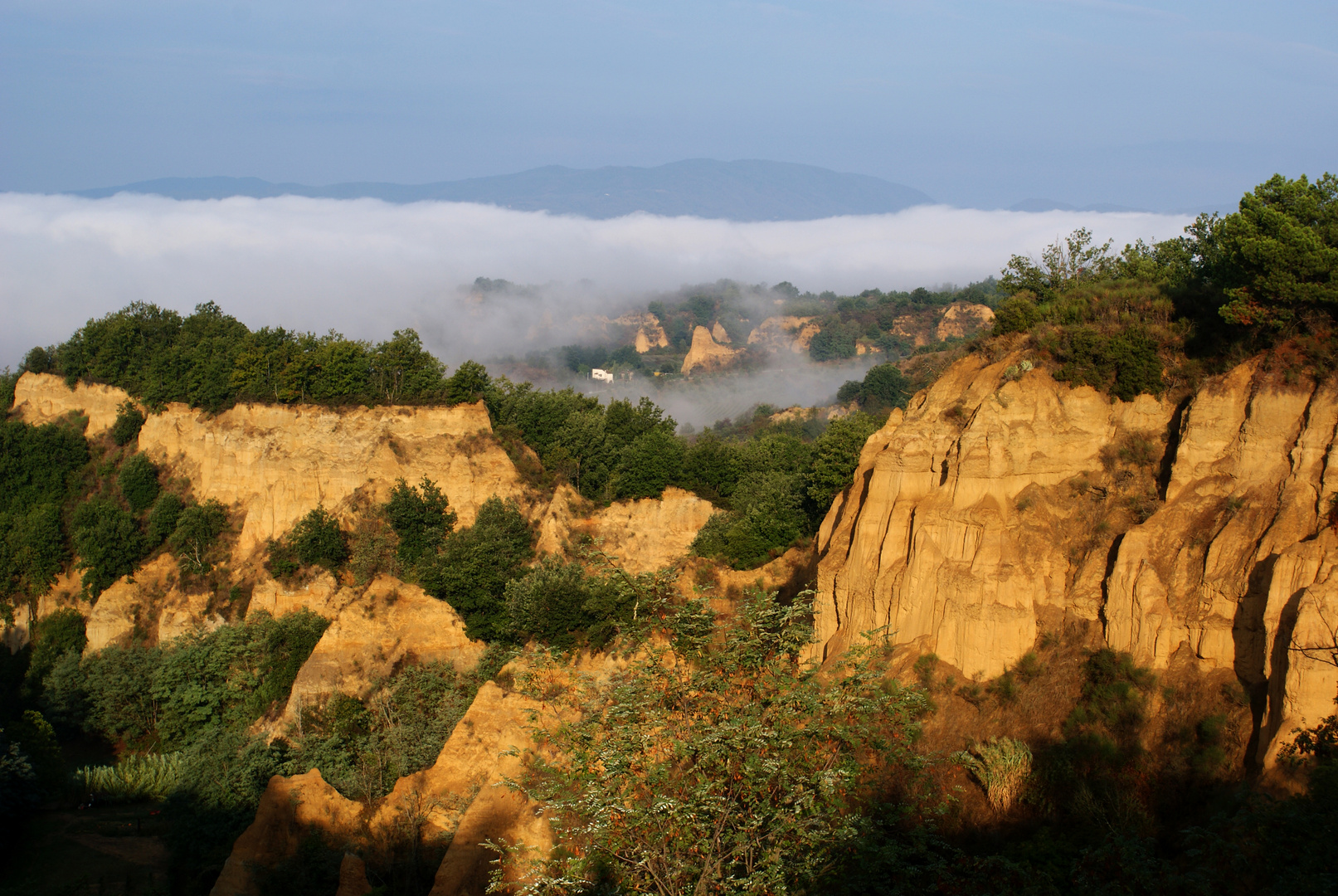 balze sole e nebbia