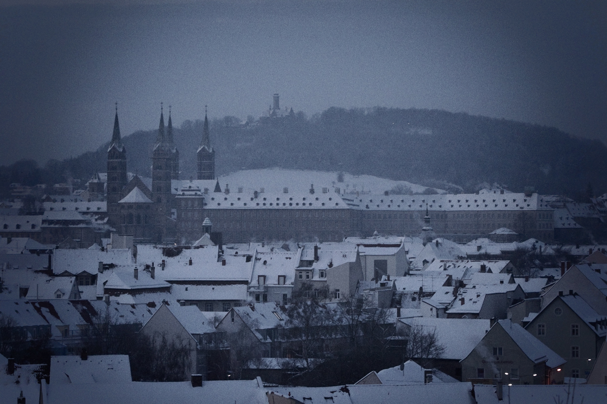 Bamberg spät in der Nacht, noch nicht am Morgen,  mitten im Winter.