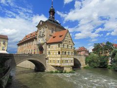 Bamberger Rathaus in der Regnitz