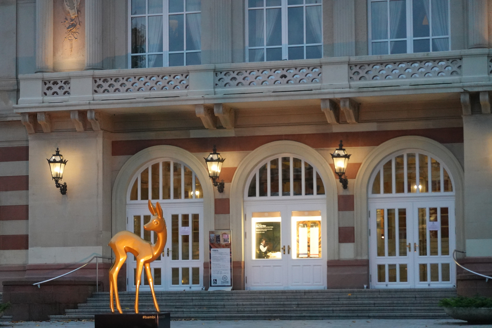 Bambi auch vor dem Theater Baden-Baden