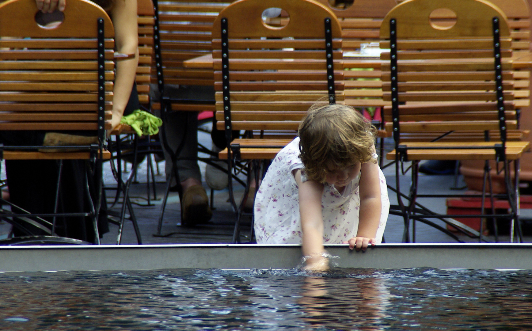 Bambina al Sony center di Berlino