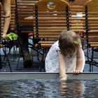 Bambina al Sony center di Berlino