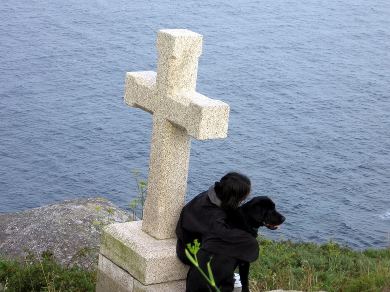 bambina col suo cane a capo Fisterra