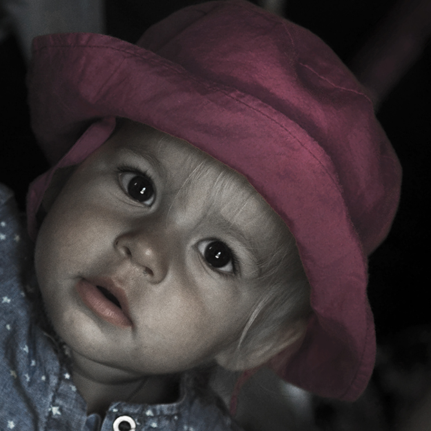 BAMBINA CON CAPPELLO ROSSO