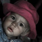 BAMBINA CON CAPPELLO ROSSO