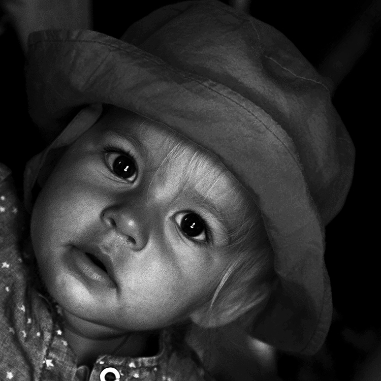 BAMBINA CON CAPPELLO ROSSO...IN BIANCO E NERO