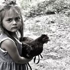 Bambina con gallina