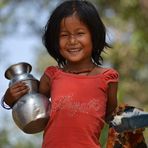 BAMBINA con la brocca per l'acqua