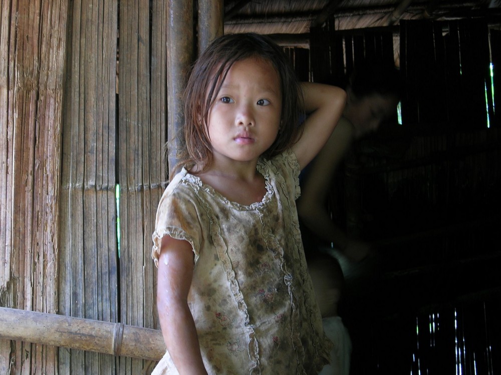 bambina di un villaggio in Laos