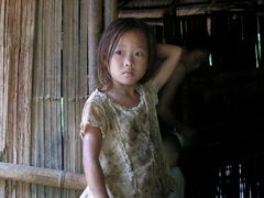 bambina di un villaggio in Laos