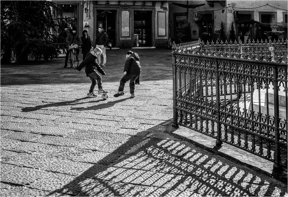 Bambini che giocano a palla