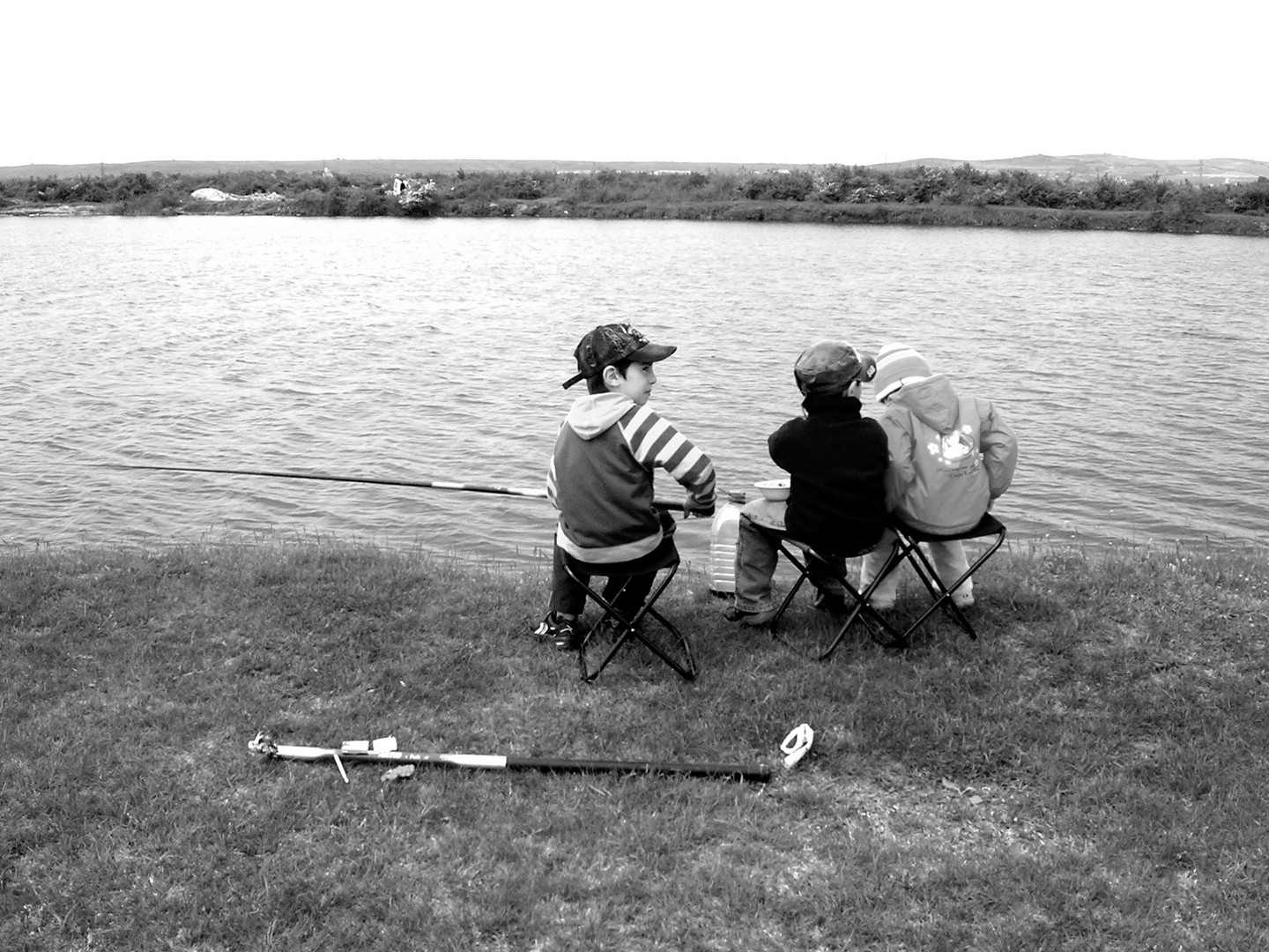 Bambini che pescano sull'Olt (Romania, 2008)