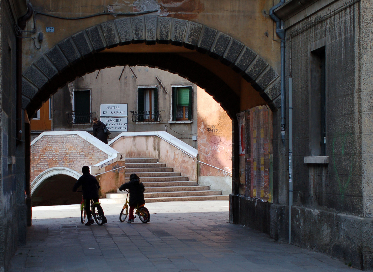 BAMBINI FRA I CALLI DI VENEZIA