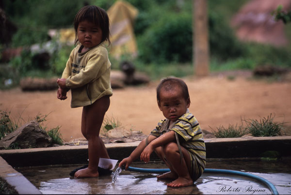 Bambini laotiani