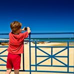 Bambino che fotografa il mare