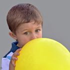 Bambino che soffia un pallone