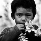 BAMBINO CON FIORI / A CHILD WITH FLOWERS