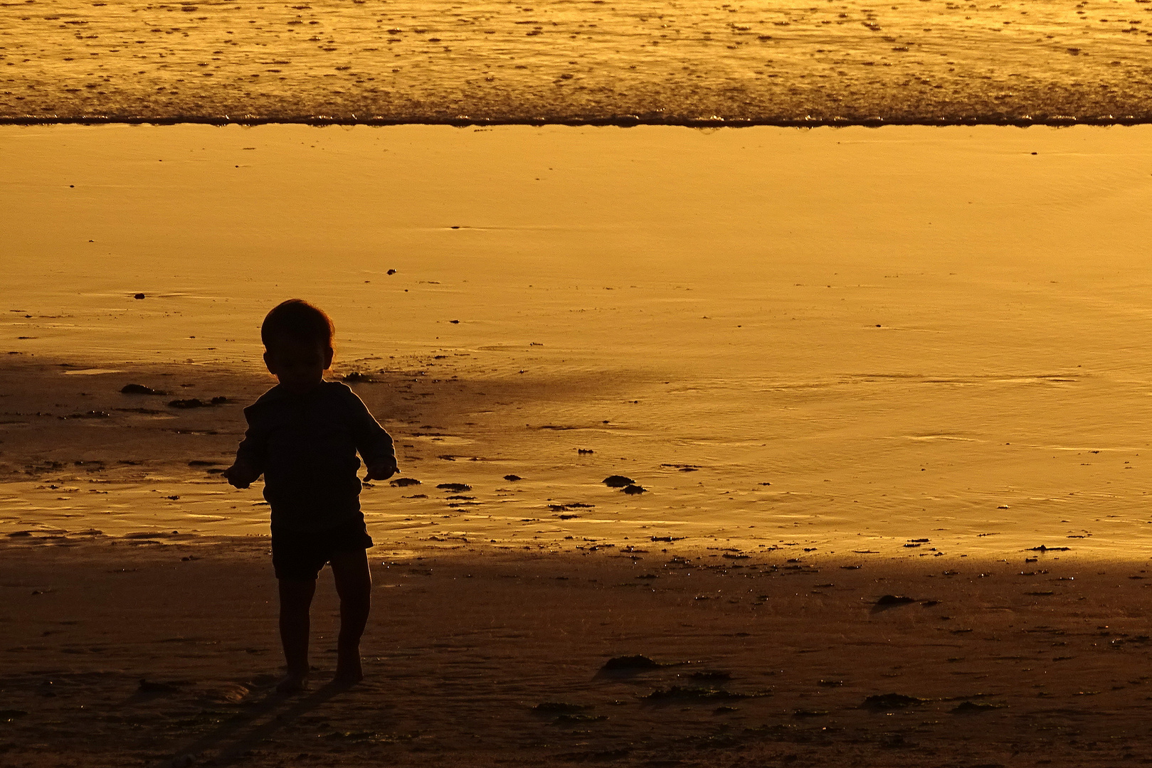 Bambino de plage  au coucher du soleil