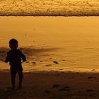 Bambino de plage  au coucher du soleil