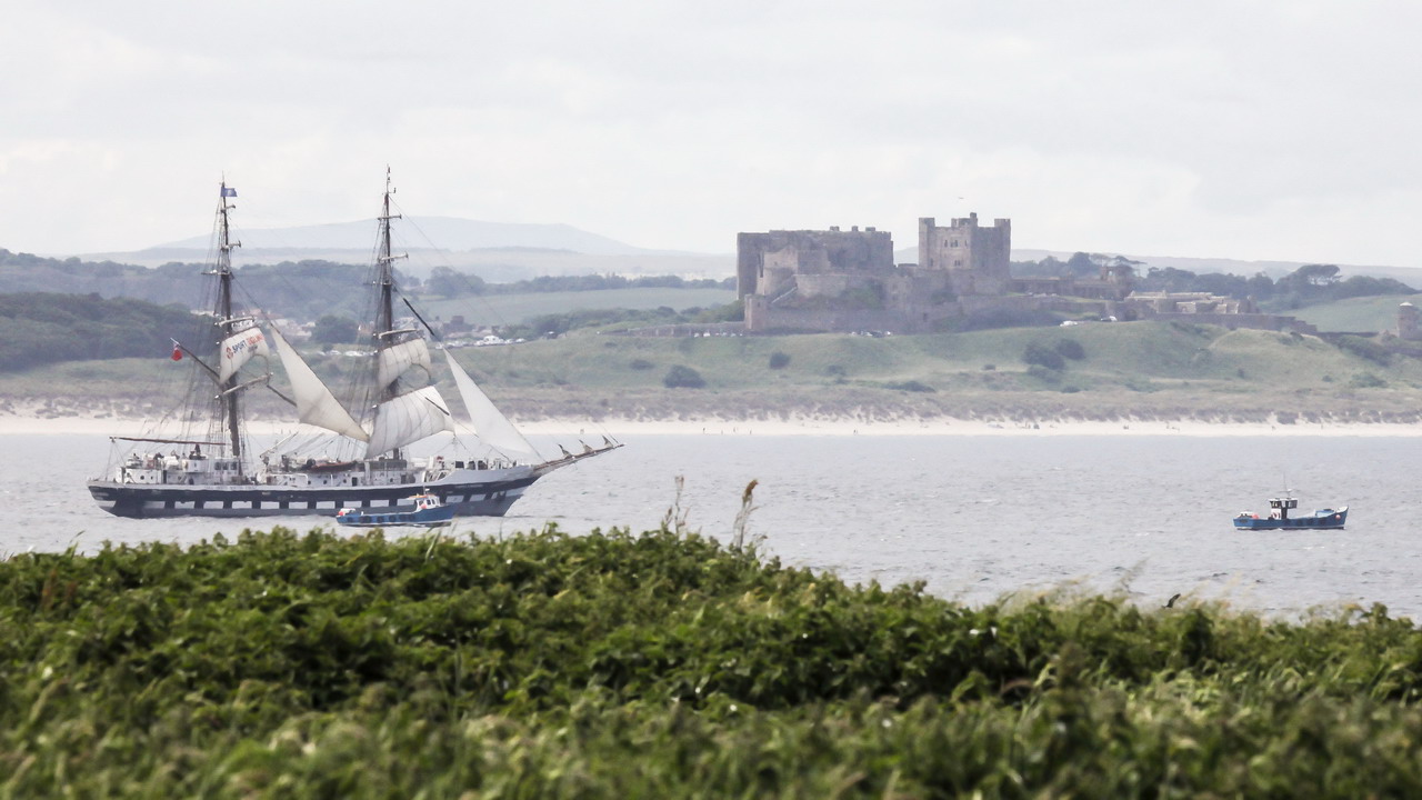 Bamburgh Castle und Rahsegler