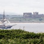 Bamburgh Castle und Rahsegler