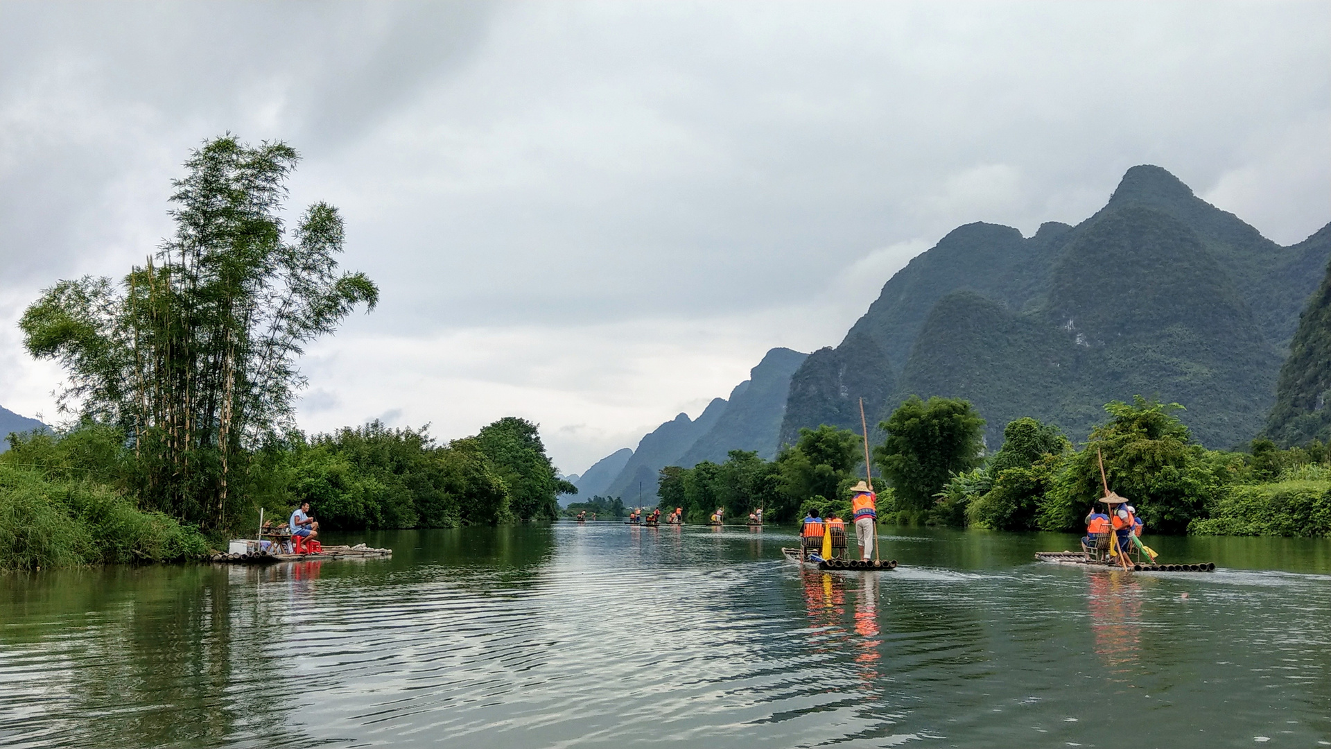 Bambus-Flossfahrt auf dem Yulong-Fluss (1)