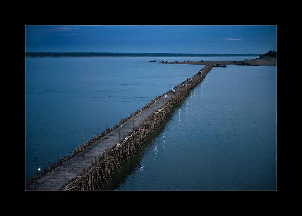 Bambusbrücke bei Nacht