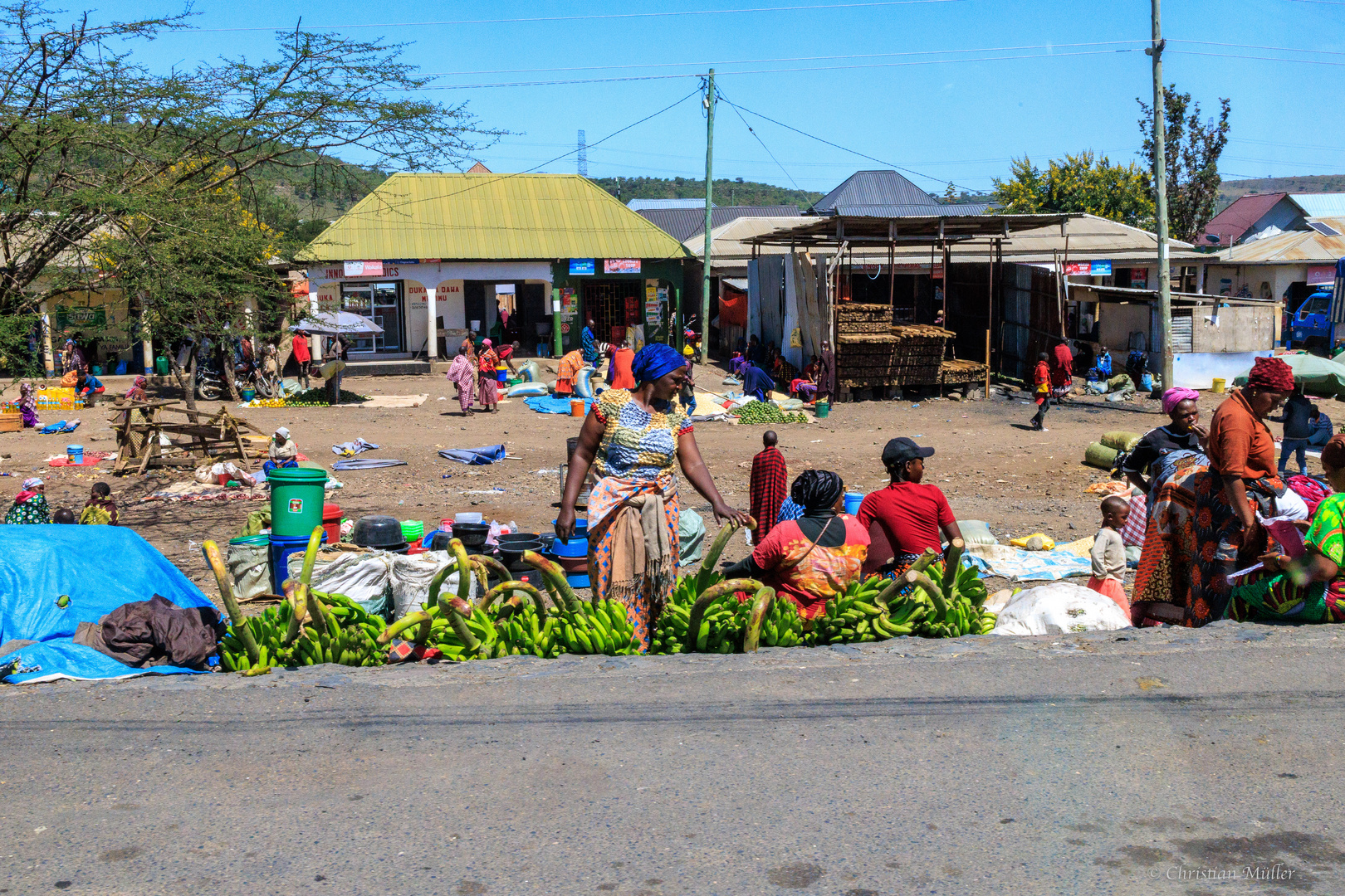 Bananenverkäuferin auf Markt in Tansania