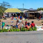 Bananenverkäuferin auf Markt in Tansania