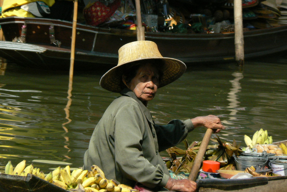 Bananverkäuferin auf dem schwimmenden Markt