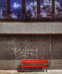 Banc rouge avec des nuages